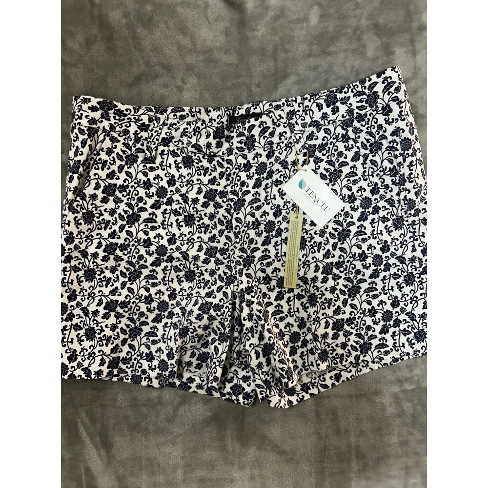 Level 99 Women’s Shorts Size 32 White Blue Floral Tencel NWT Mid Rise Casual
